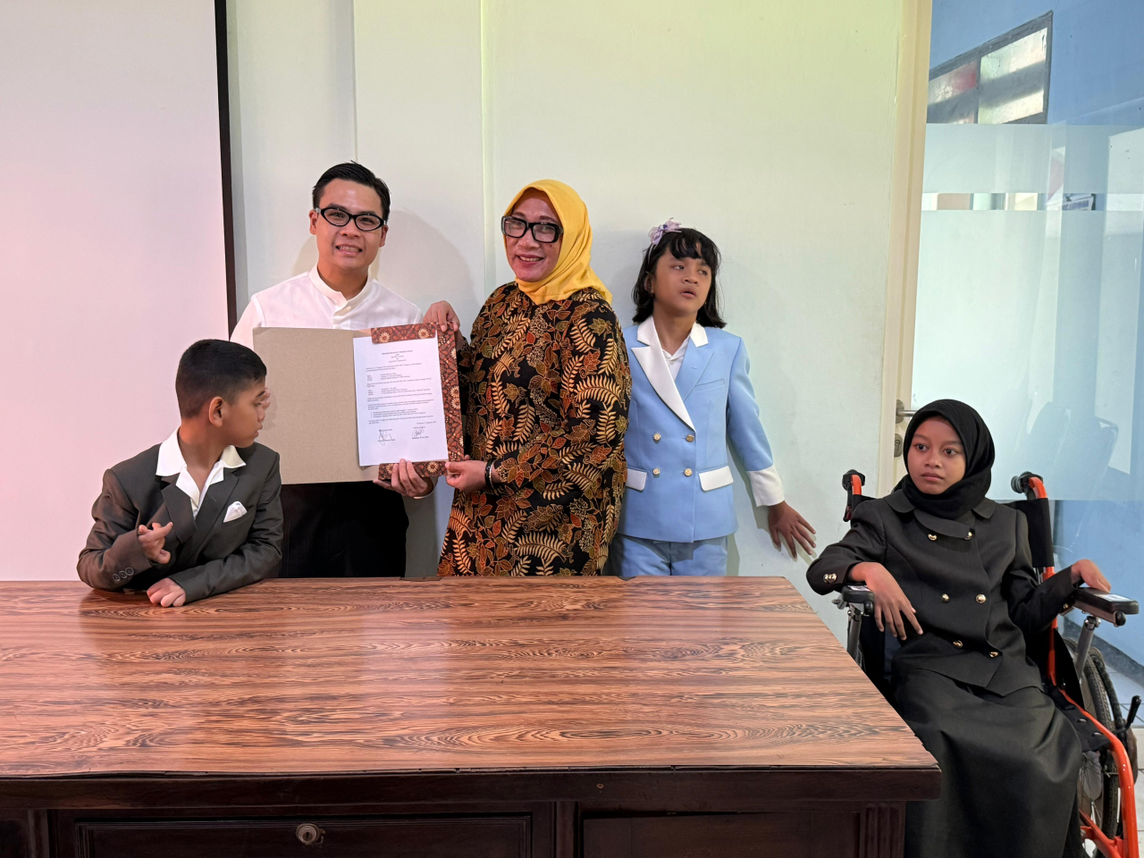 Presiden Direktur sekaligus Creative Director Bie Hin Tailor, Abraham Setiawan melakukan MoU dengan SLB YPAC Surabaya