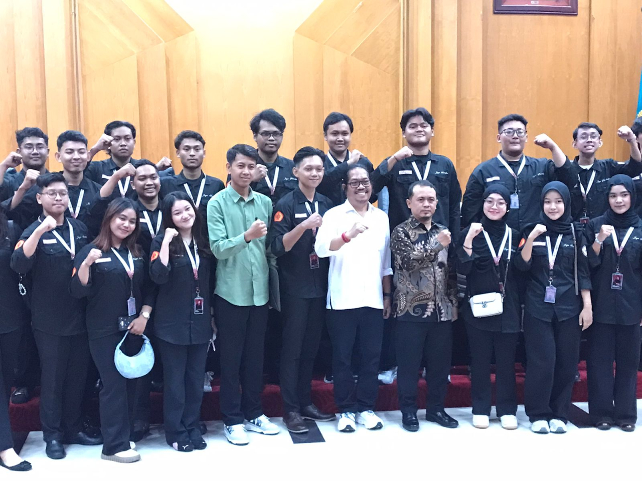 Ketua Fraksi PDI Perjuangan, Budi Leksono bersama rombongan mahasiswa Fakultas Hukum UPN Jatim