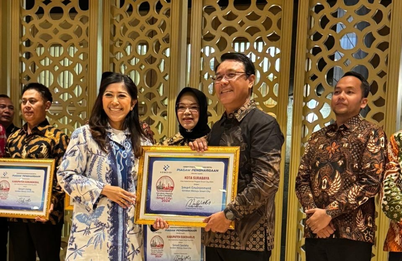Asisten Pemerintahan dan Kesejahteraan Rakyat Kota Surabaya, M Fikser (kanan)