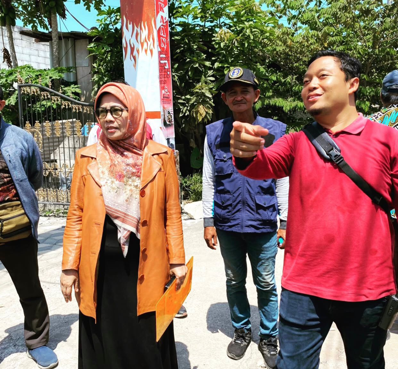 Wakil Ketua Komisi C DPRD Kota Surabaya, Aning Rahmawati, turun langsung meninjau saluran drainase di Rungkut