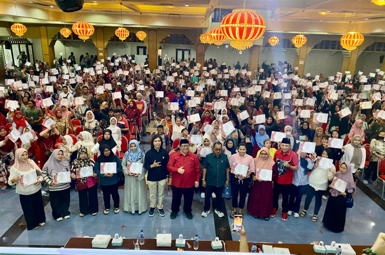 Anggota DPRD Surabaya dari Fraksi PDIP, Tri Didik Adiono bersama Wawali Armuji menyerahkan 1.230 beasiswa PIP di Hotel V3