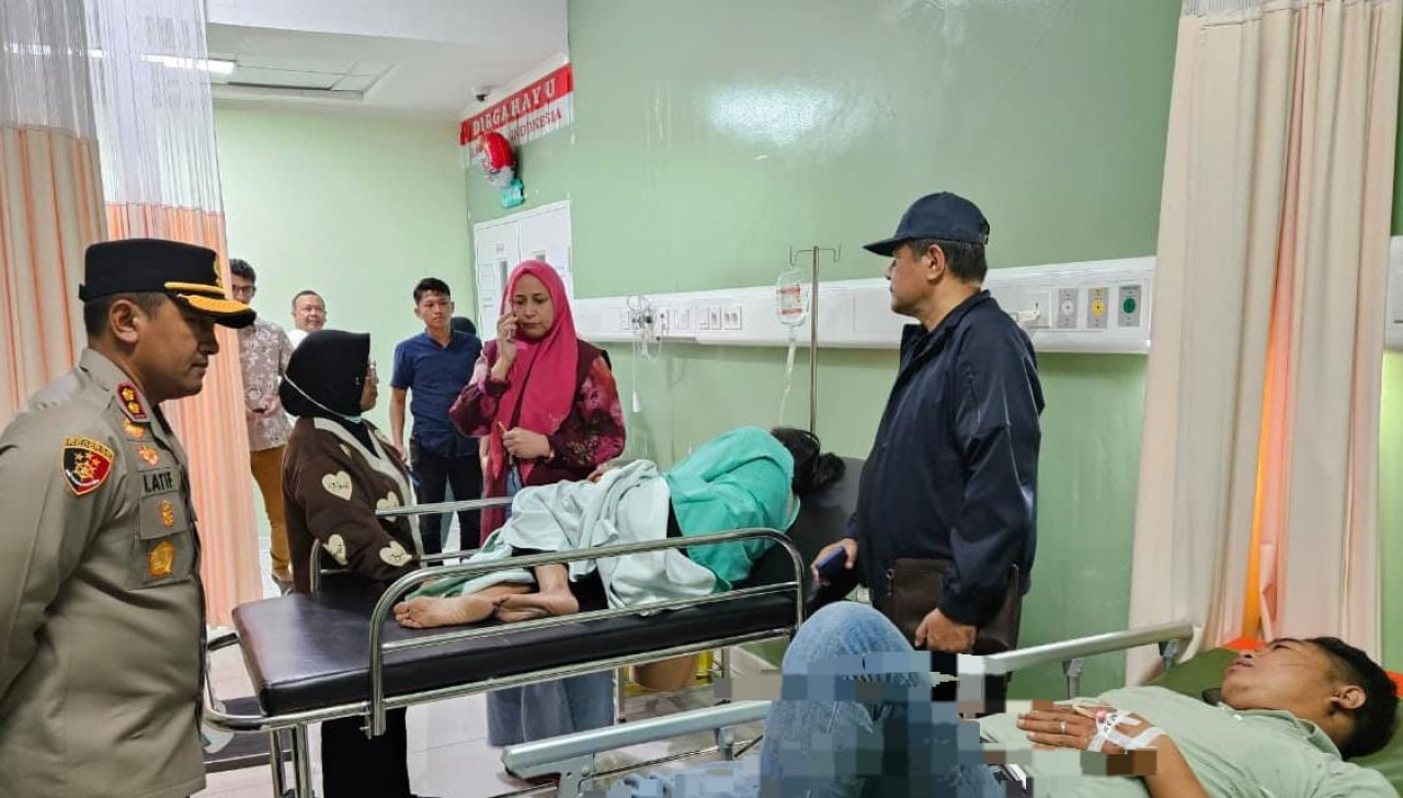 Kapolres Probolinggo, AKBP M. Wahyudi Latif saat menjenguk korban kecelakaan di jalur Bromo