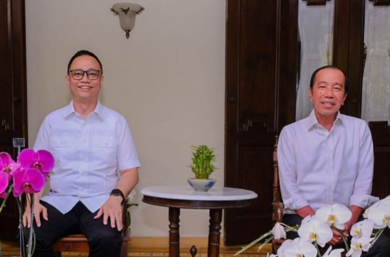 anggota Komisi C DPRD Surabaya, Josiah Michael (kiri) bersama mantan Presiden Jokowi