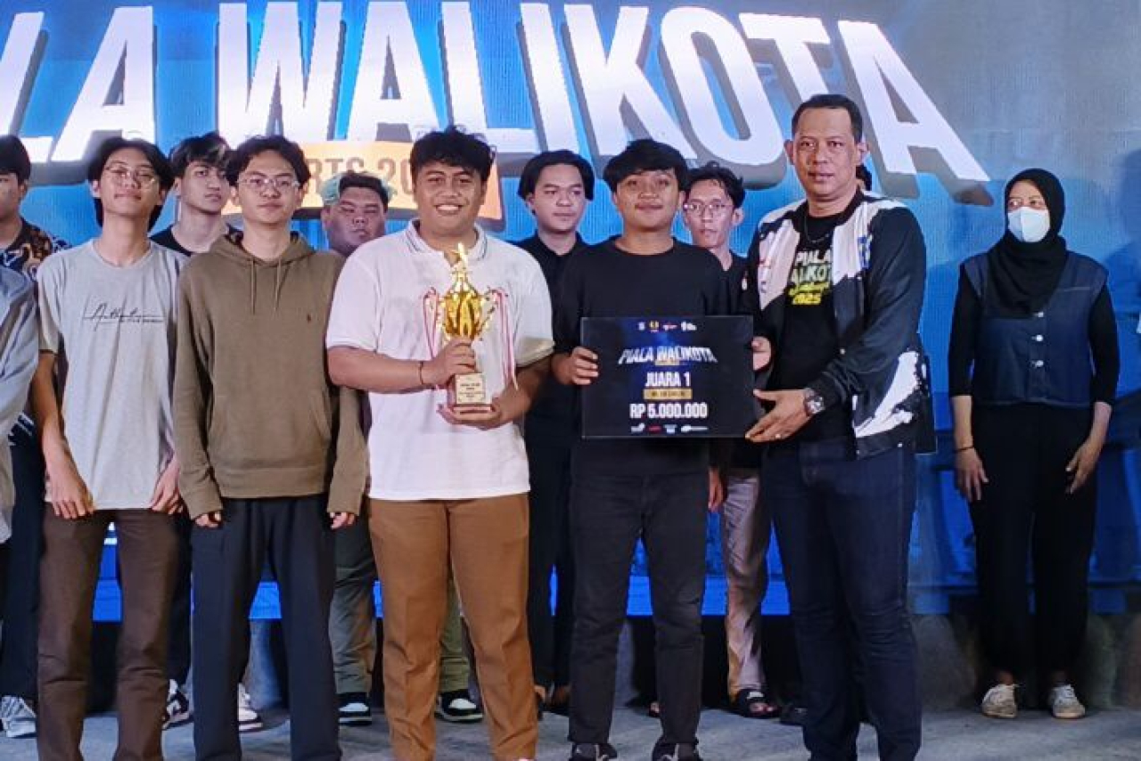 Ketua ESI Surabaya, Achmad Nurdjayanto bersama peserta