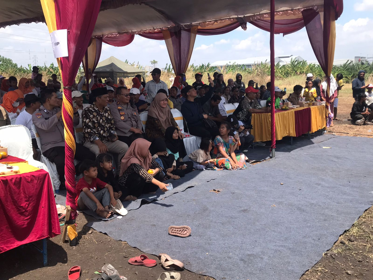 Anggota DPR RI Fraksi PKS, Reni Astuti menghadiri Festival Layang-Layang Kampung Bubur Madura di Tambak Lumpang, Sukomanunggal, Surabaya