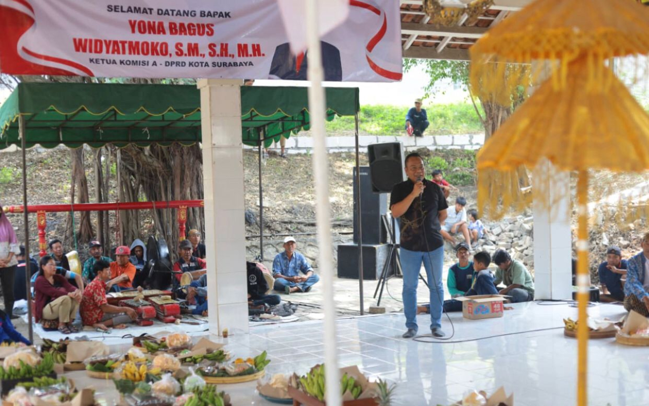 Ketua Komisi A DPRD Surabaya, Yona Bagus Widyatmoko alias Cak Yebe menghadiri sedekah bumi di Dukuh Watulawang