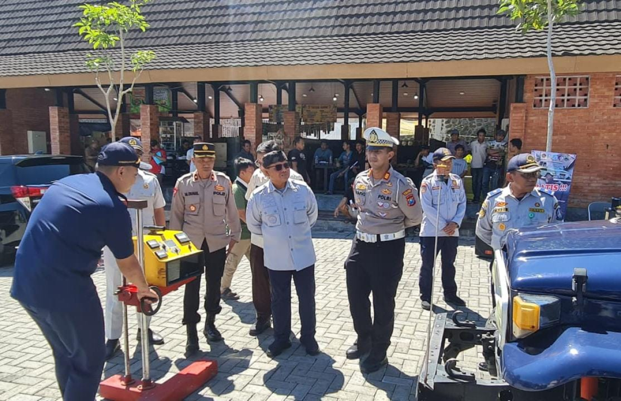 Polres Probolinggo saat melakukan uji kelayakan sejumlah kendaraan wisata Gunung Bromo