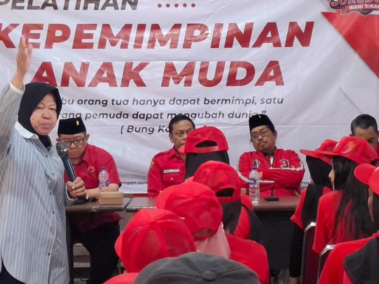 Ketua DPP PDI Perjuangan Tri Rismaharini (kiri) di Pelatihan Kepemimpinan Anak Muda