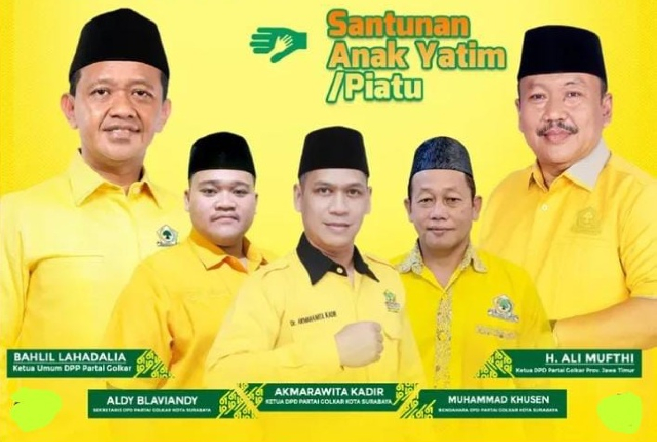 Ketua DPD Partai Golkar Kota Surabaya Akmarawita Kadir (tengah)