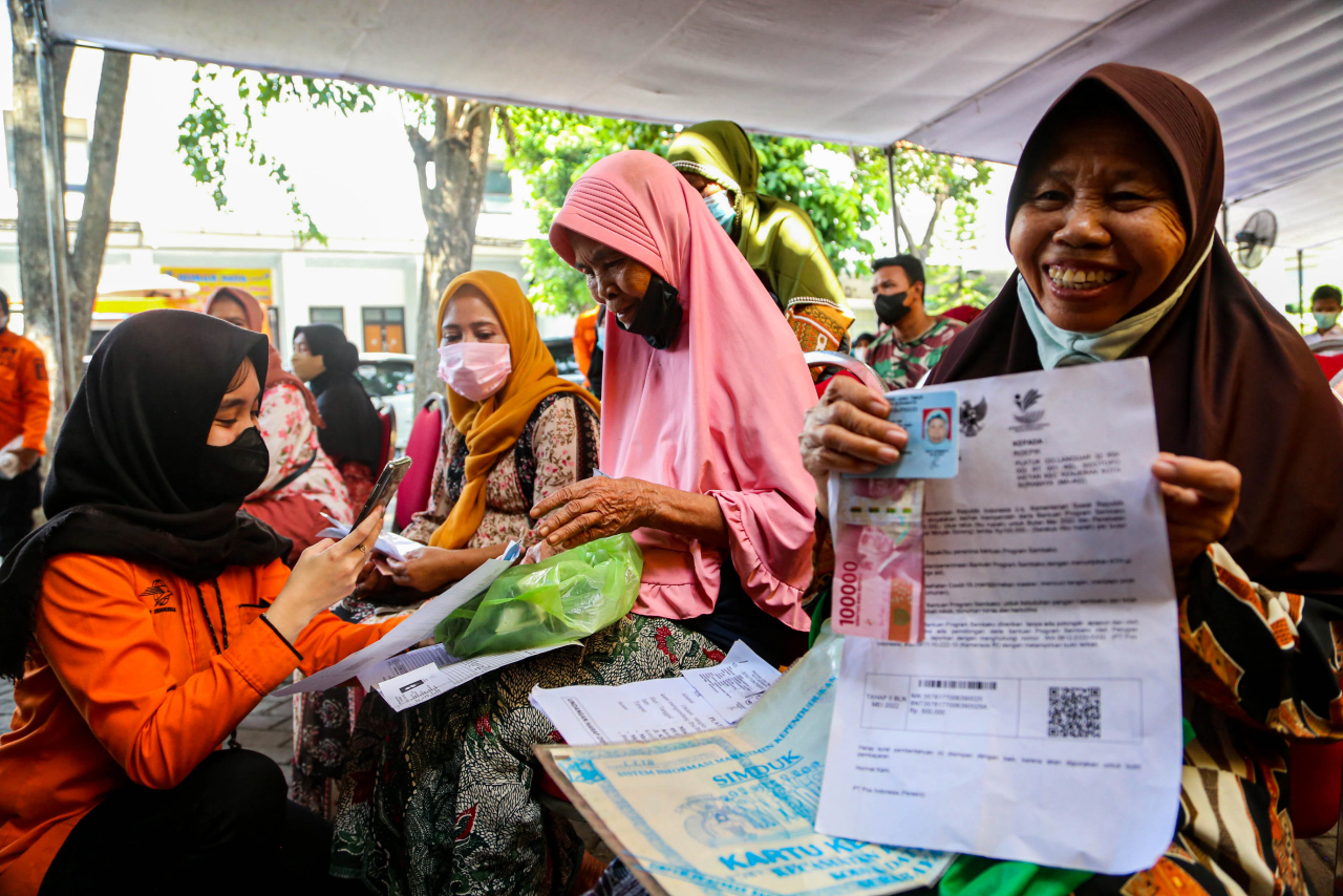 Penyaluran bansos di Surabaya