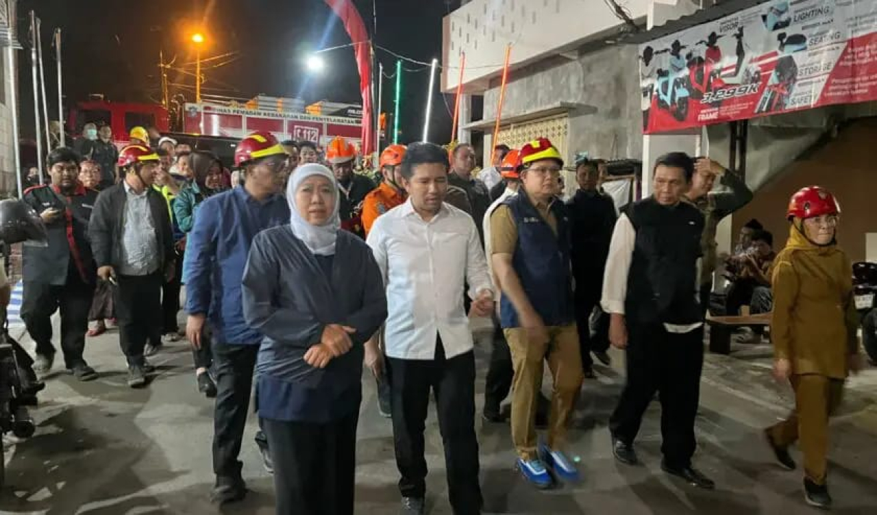 Gubernur Khofifah Indar Parawansa didampingi Wagub Emil Dardak di lokasi runtuhnya bangunan Pondok Pesantren Al Khoziny