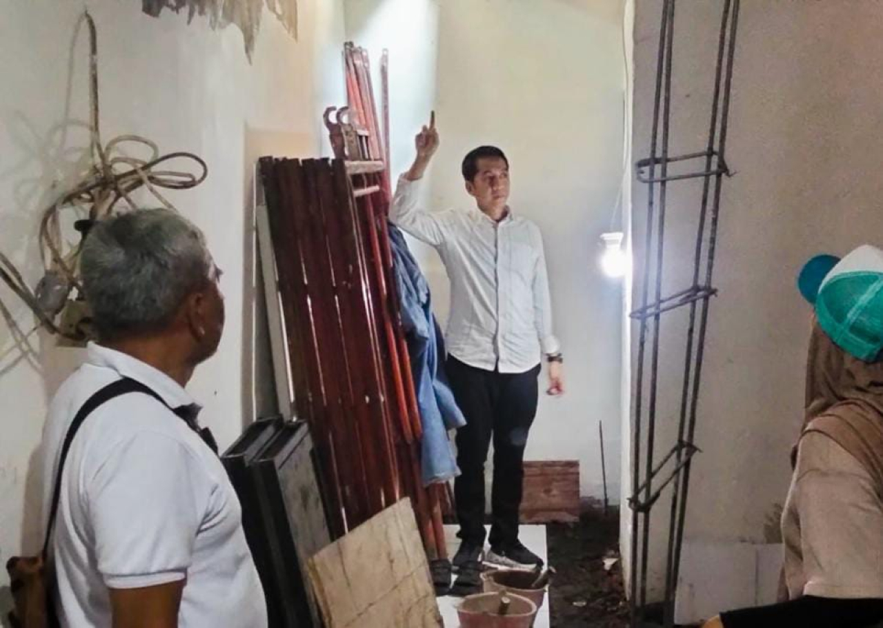 Ketua Komisi C DPRD Kota Surabaya, Eri Irawan mengunjungi rumah warga