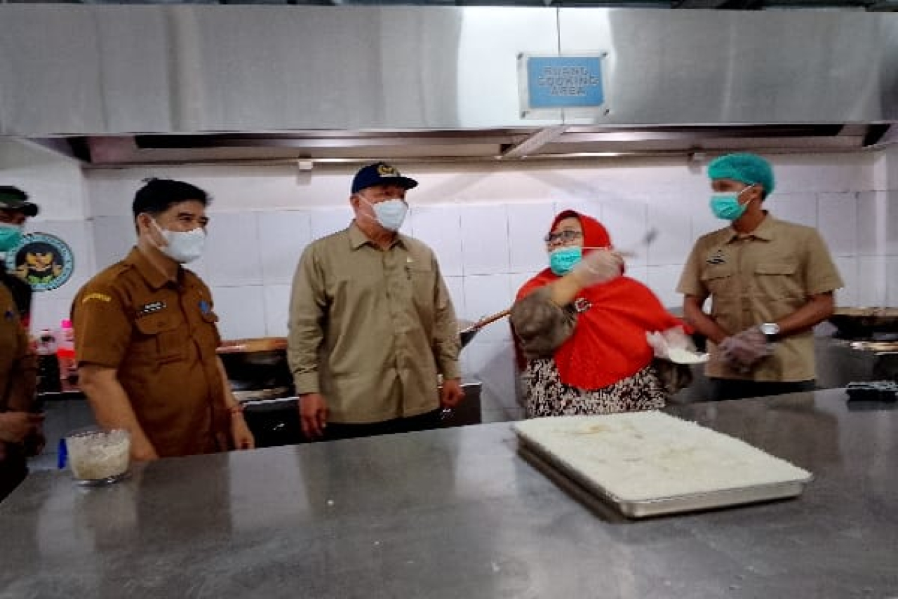 Bambang Haryo mengunjungi SPPG Nikmat Barokah, Kelurahan Kedung Baruk, Kecamatan Rungkut, Surabaya