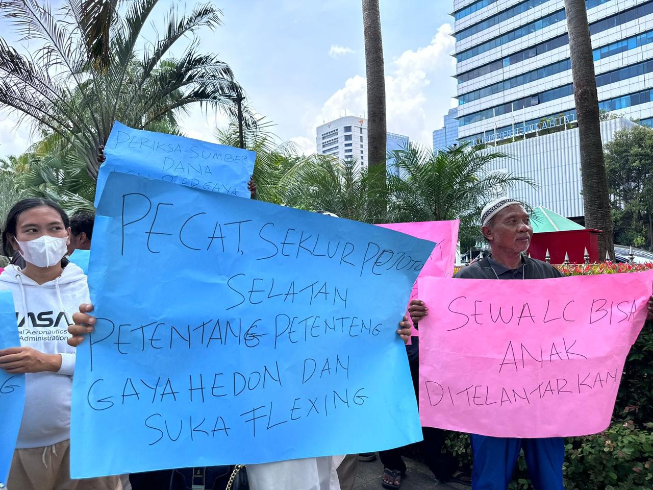 Puluhan warga Jakarta mendatangi Balai Kota DKI Jakarta, Senin (13/10), menuntut Seklur (Sekretaris Lurah) Petojo Selatan, Febriwaldi, dipecat