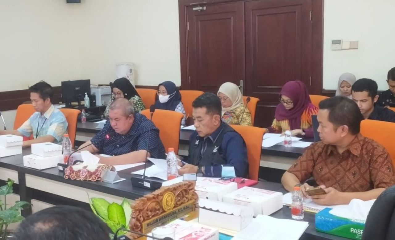 Komisi D DPRD Kota Surabaya menggelar rapat koordinasi bersama Disbudporapar