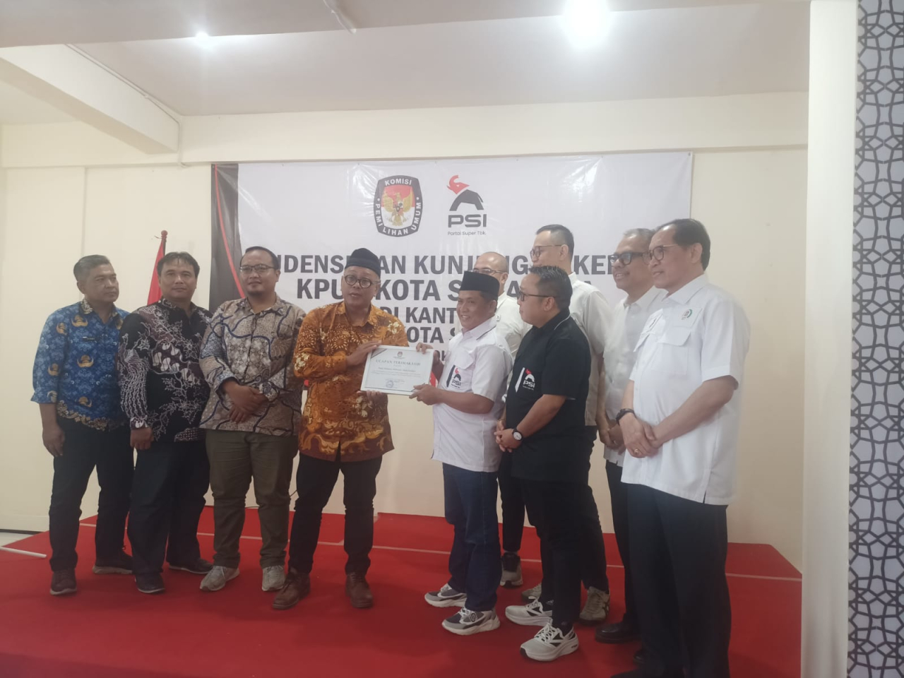Ketua DPD PSI Surabaya, Shobikin bersama pengurus KPU Surabaya