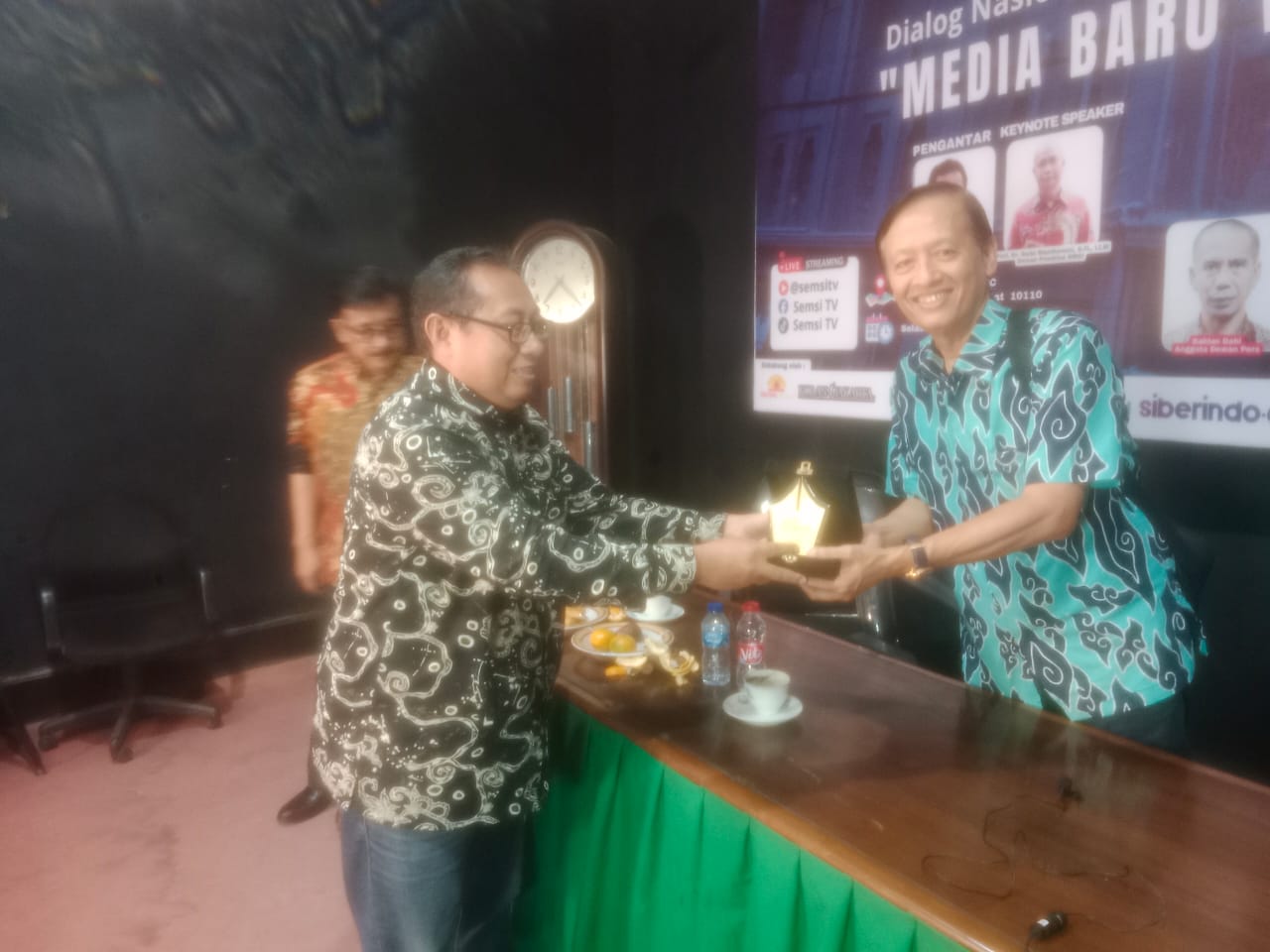Dewan Pakar Serikat Media Siber Indonesia (SMSI) Prof Henri Subiakto (kanan)