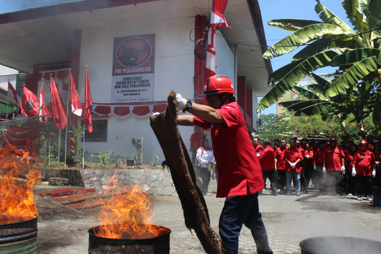 Badan Penanggulangan Bencana (Baguna) PDIP Surabaya menggelar pelatihan penanggulangan kebakaran