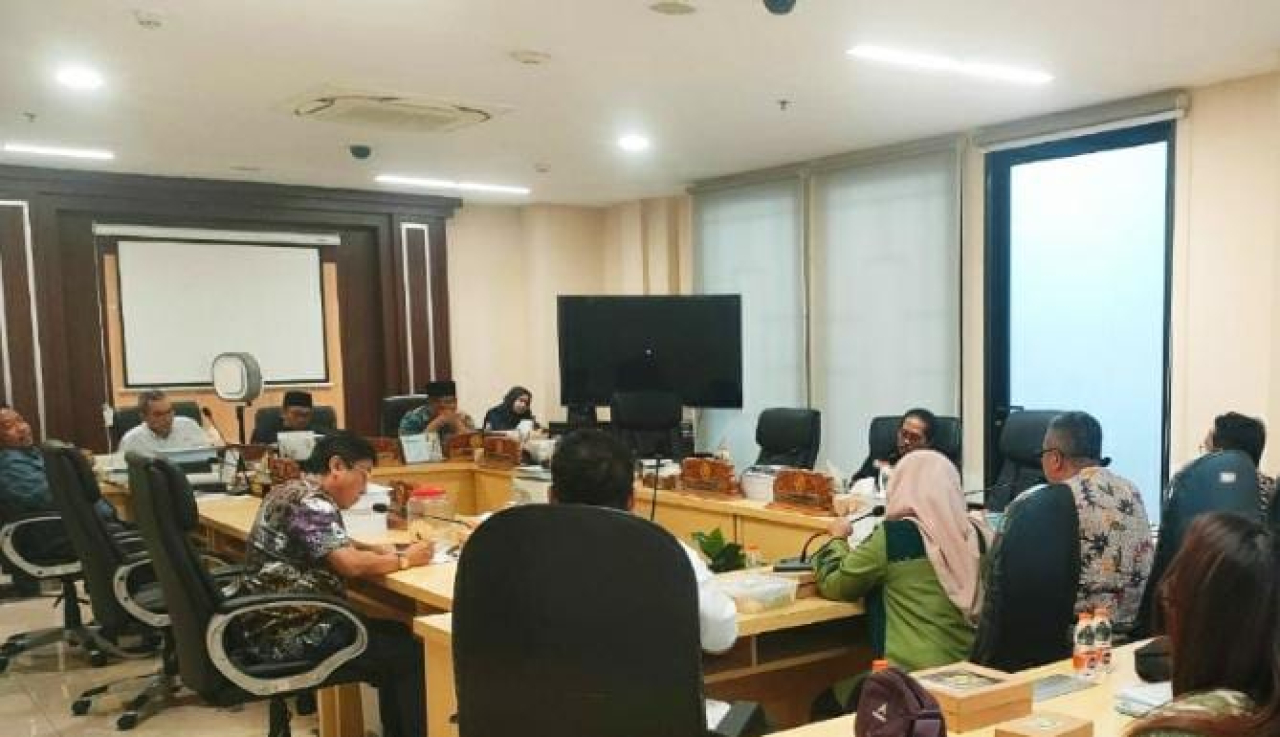 Komisi B DPRD Kota Surabaya menggelar rapat koorinasi dengan DPRKPP, Satpol PP, DPMPTSP, dan Dinkopundag