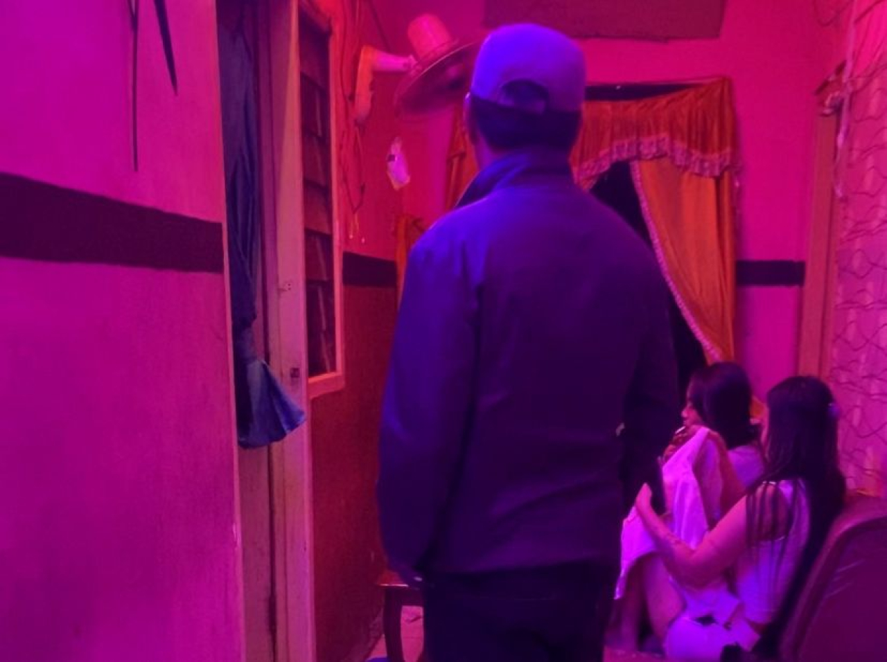 Anggota DPRD Surabaya Imam Syafi’i mengecek salah satu wisma di Jalan Sememi Jaya I