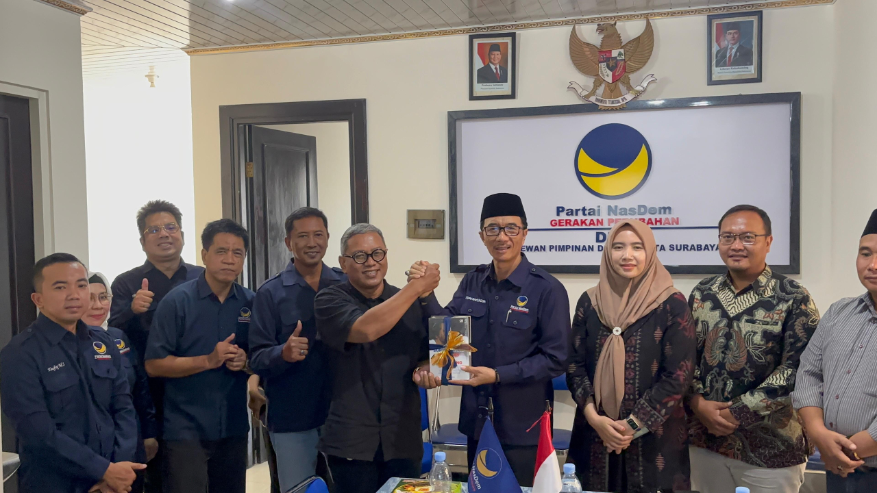 Ketua KPU Kota Surabaya, Soe Prayitno, bersama rombongan disambut hangat jajaran pengurus DPD Partai NasDem Kota Surabaya