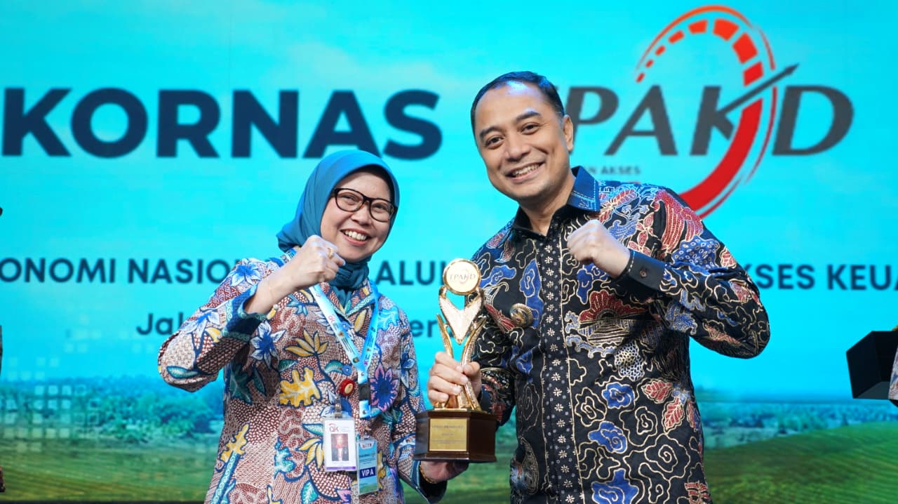 Wali Kota Surabaya Eri Cahyadi (kanan)