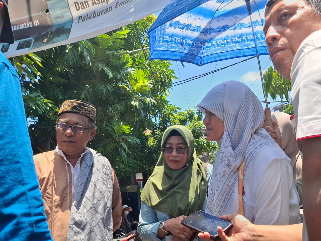 Anggota DPR RI Reni Astuti bersama warga Wisma Tengger Surabaya