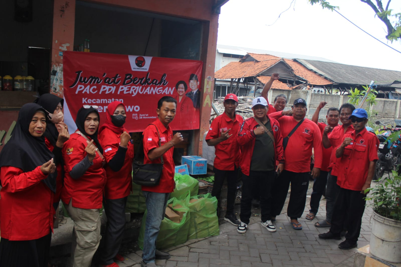 PAC PDI Perjuangan Kecamatan Asemrowo menggelar kegiatan sosial Jumat Berkah