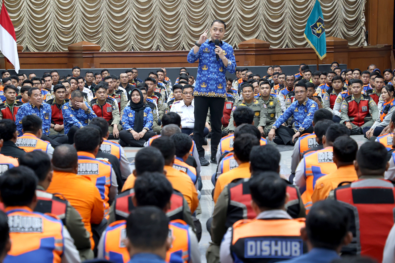 Wali Kota Surabaya Eri Cahyadi secara langsung memberikan pengarahan