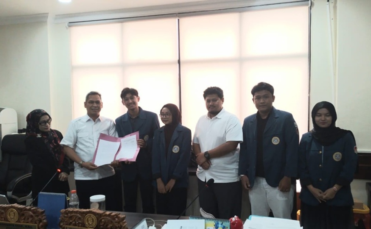 Ketua Komisi D DPRD Surabaya, dr. Akmarawita Kadir bersama BEM FEB Unair