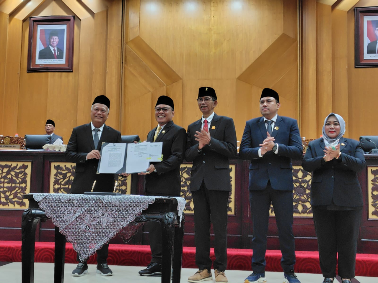 Sekda Kota Surabaya bersama pimpinan DPRD Surabaya