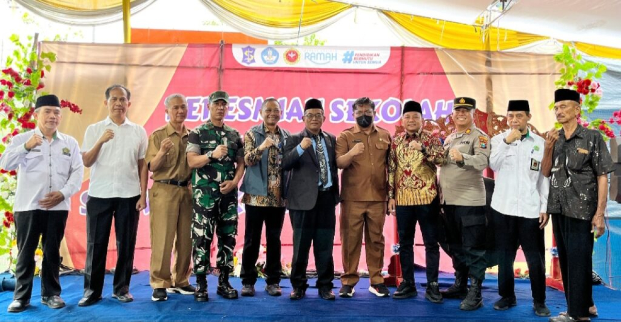 Anggota Komisi D DPRD Surabaya Abdul Malik bersama Kepala BNN Kota Surabaya Kombes Pol. Heru Prasetyo saat peresmian “Sekolah Panah Bersinar” (Prestasi, Aman, Nyaman, Agamis, Humanis, dan Bersih Narkoba)