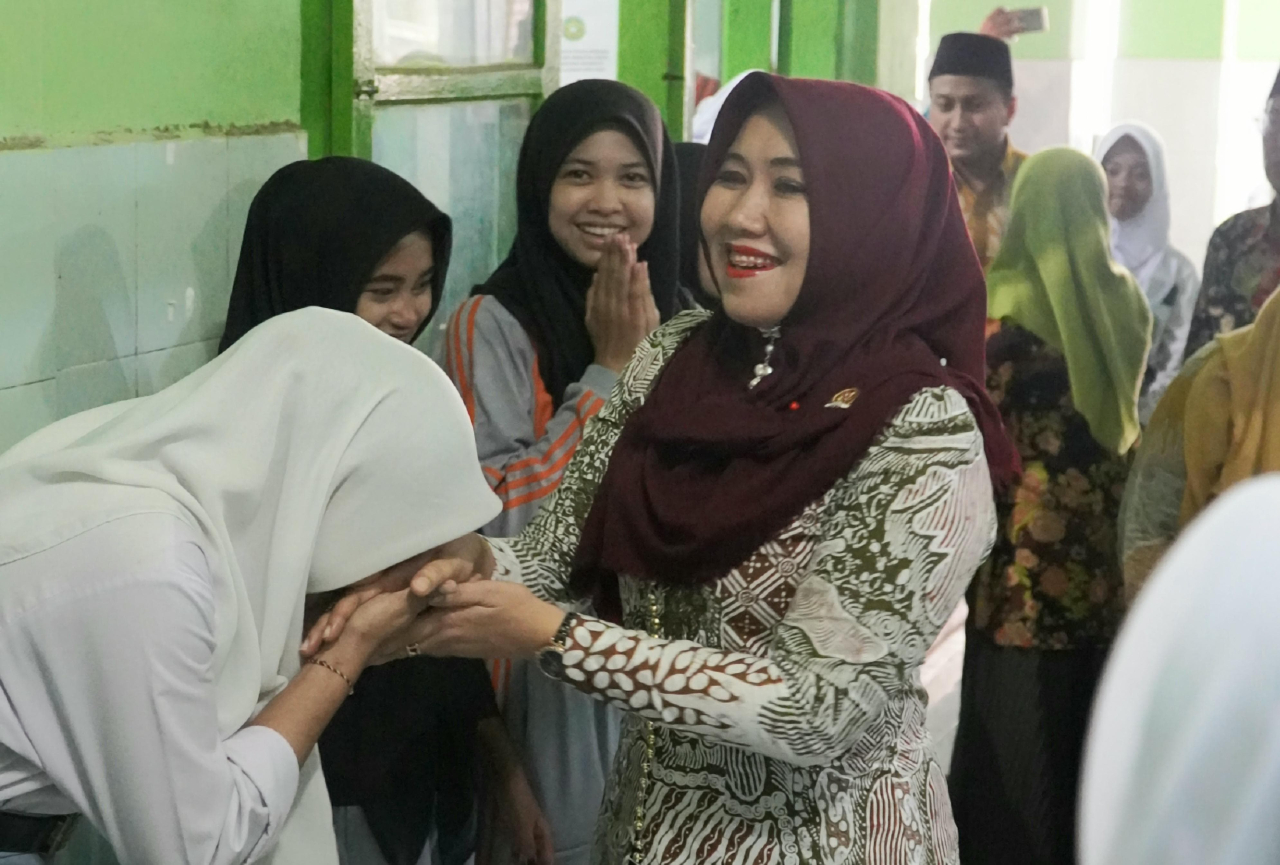Lia Istifhama menyalurkan PIP kepada siswa SD Bustanul Huda Simokerto Surabaya
