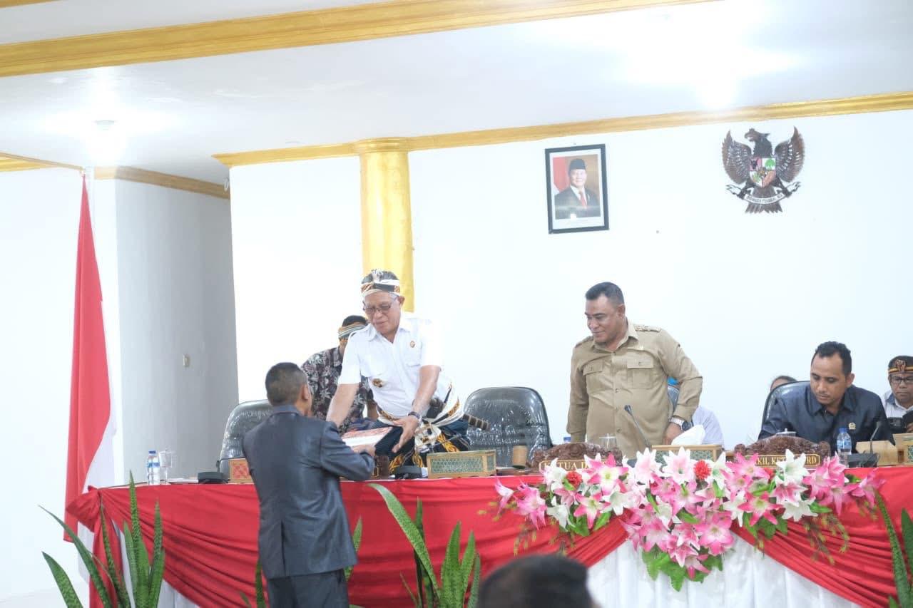 Ketua DPRD Sumba Barat Pimpin Sidang Paripurna XIV Bahas Ranperda APBD 2026 dan Kebijakan Daerah.