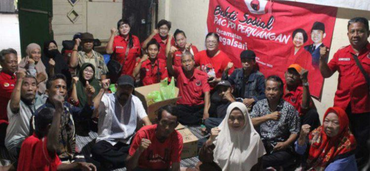 PAC PDI Perjuangan Kecamatan Tegalsari, Kota Surabaya, menggelar kegiatan pembagian paket sembako