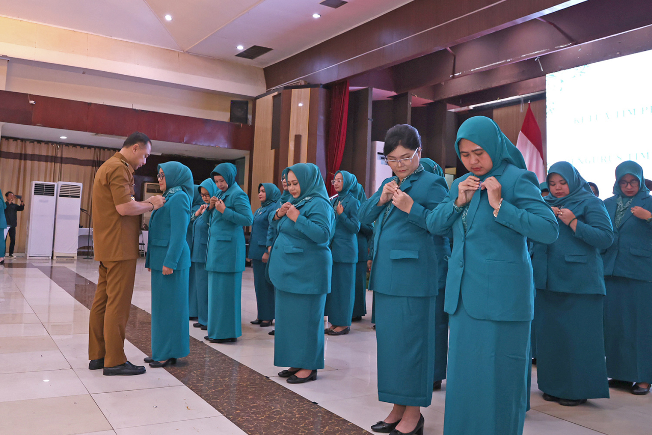 Wali Kota Surabaya, Eri Cahyadi, secara resmi mengukuhkan Rini Indriyani sebagai Ketua Tim Penggerak (TP) PKK Kota Surabaya