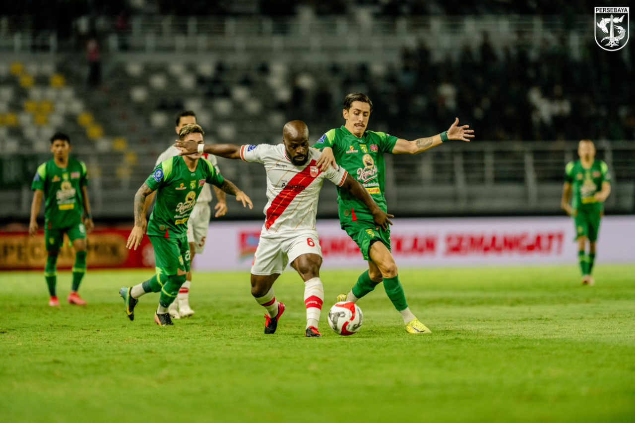 Francisco Rivera mencoba merebut bola dari penguasaaan pemain Persis Solo. (Persebaya.id)