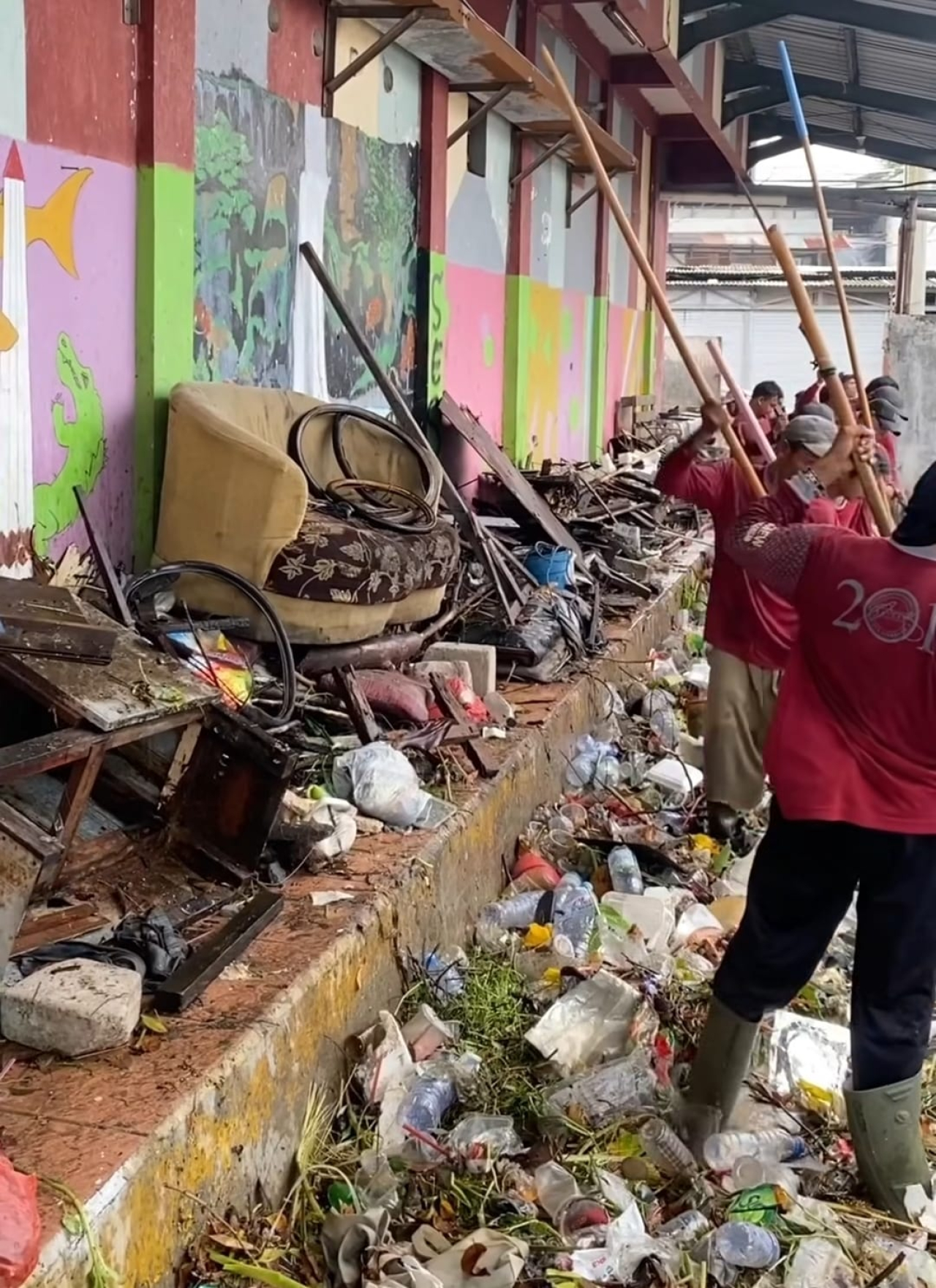 Sampajlh yang dibersihkan dari kali Surabaya