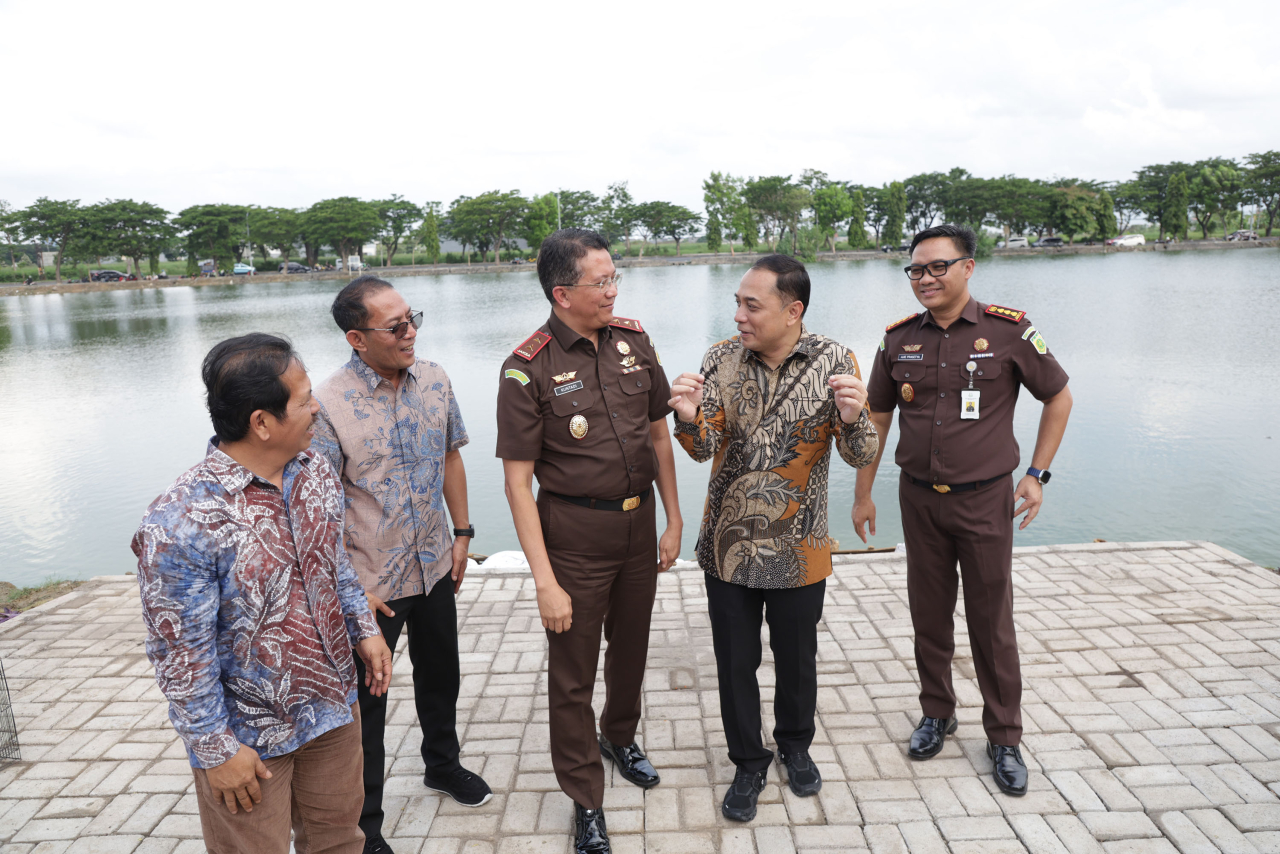 Penyerahan aset berupa waduk seluas 21.832 meter persegi dari Kejaksaan Tinggi (Kejati) Jawa Timur.