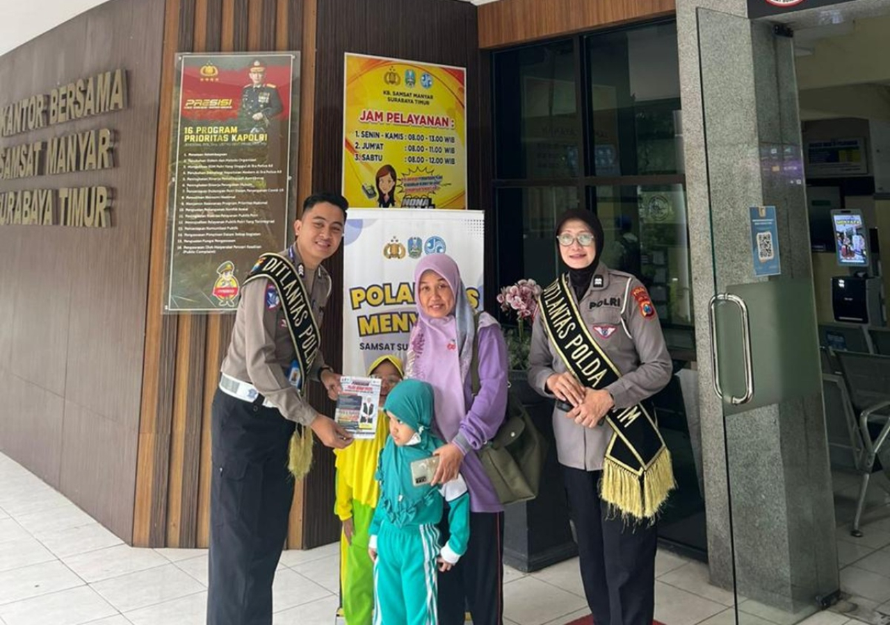 Program Polantas Menyapa di Samsat Surabaya Timur