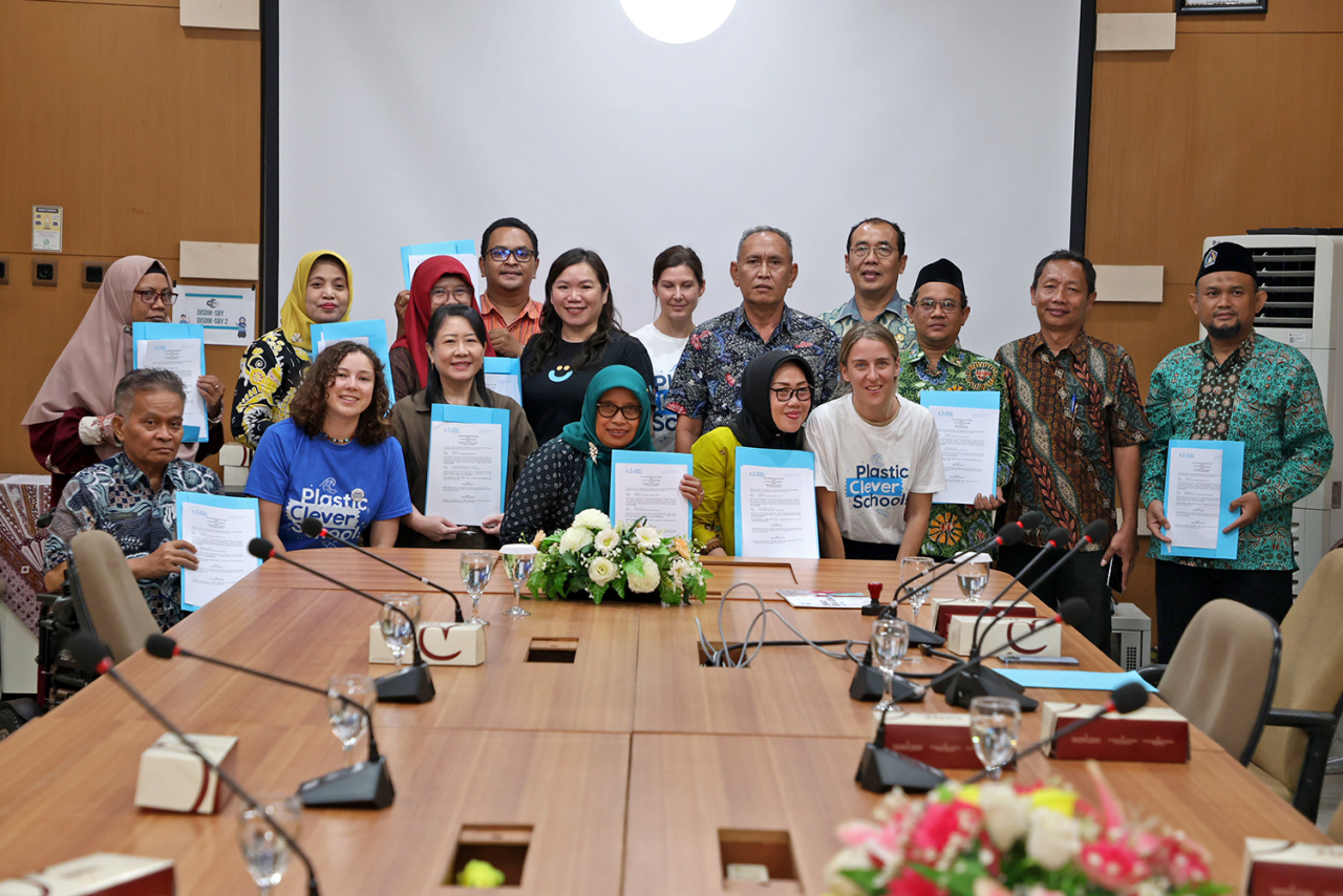 Pemkot Surabaya Jalin Kerja Sama Internasional, Teken MoU Plastic Clever School Program dengan CommonSeas Inggris