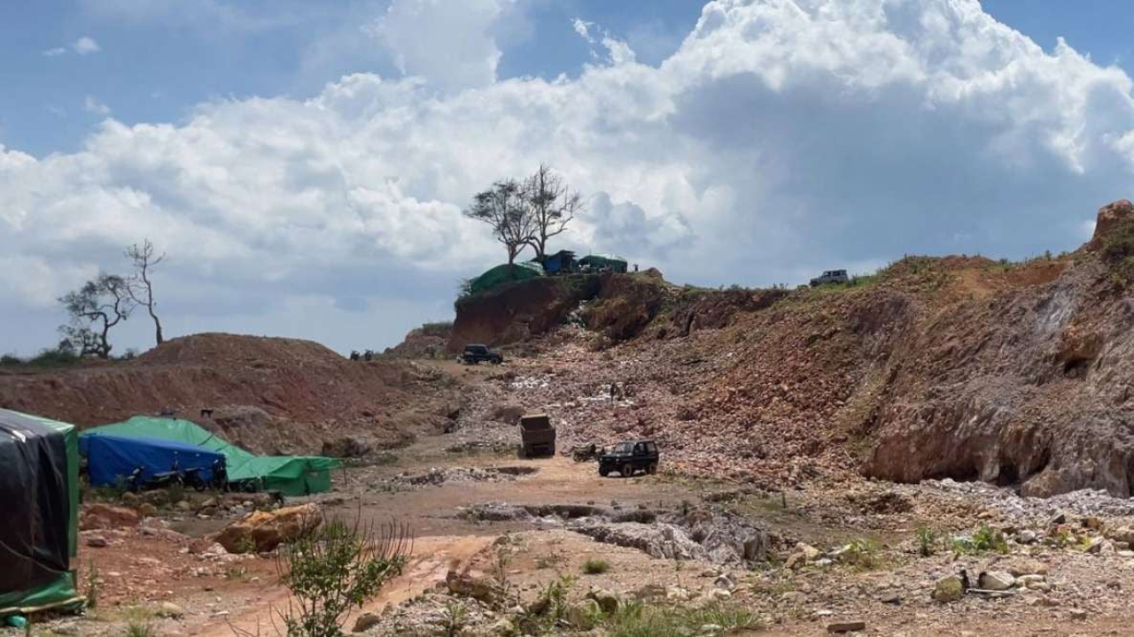 Tambang emas ilegal di Belongas, kawasan perbukitan Sekotong, Kabupaten Lombok Barat, NTB