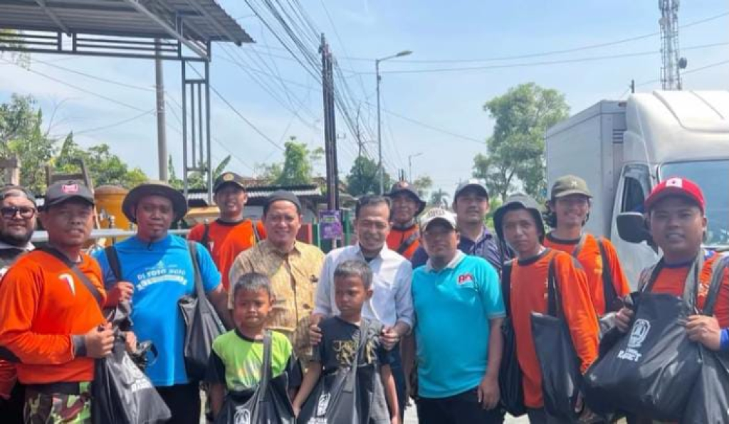 Ketua Komisi A DPRD Jawa Timur dari Fraksi Partai Demokrat, Dedi Irwansa, meninjau lokasi banjir di Desa Kedungbanteng, Kec Tanggulangin, Sidoarjo