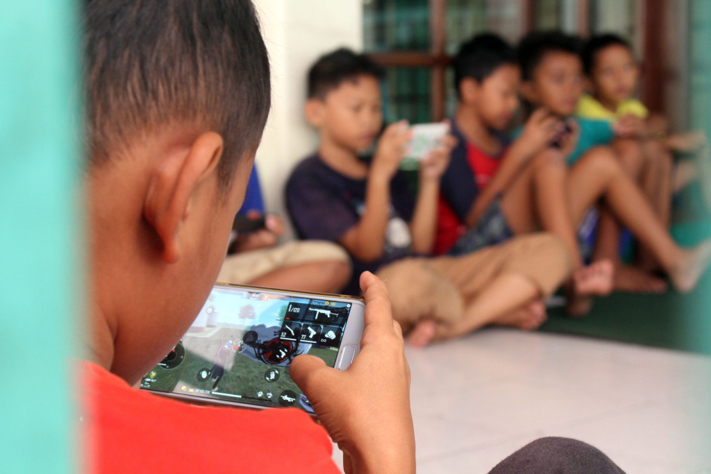 Anak main HP