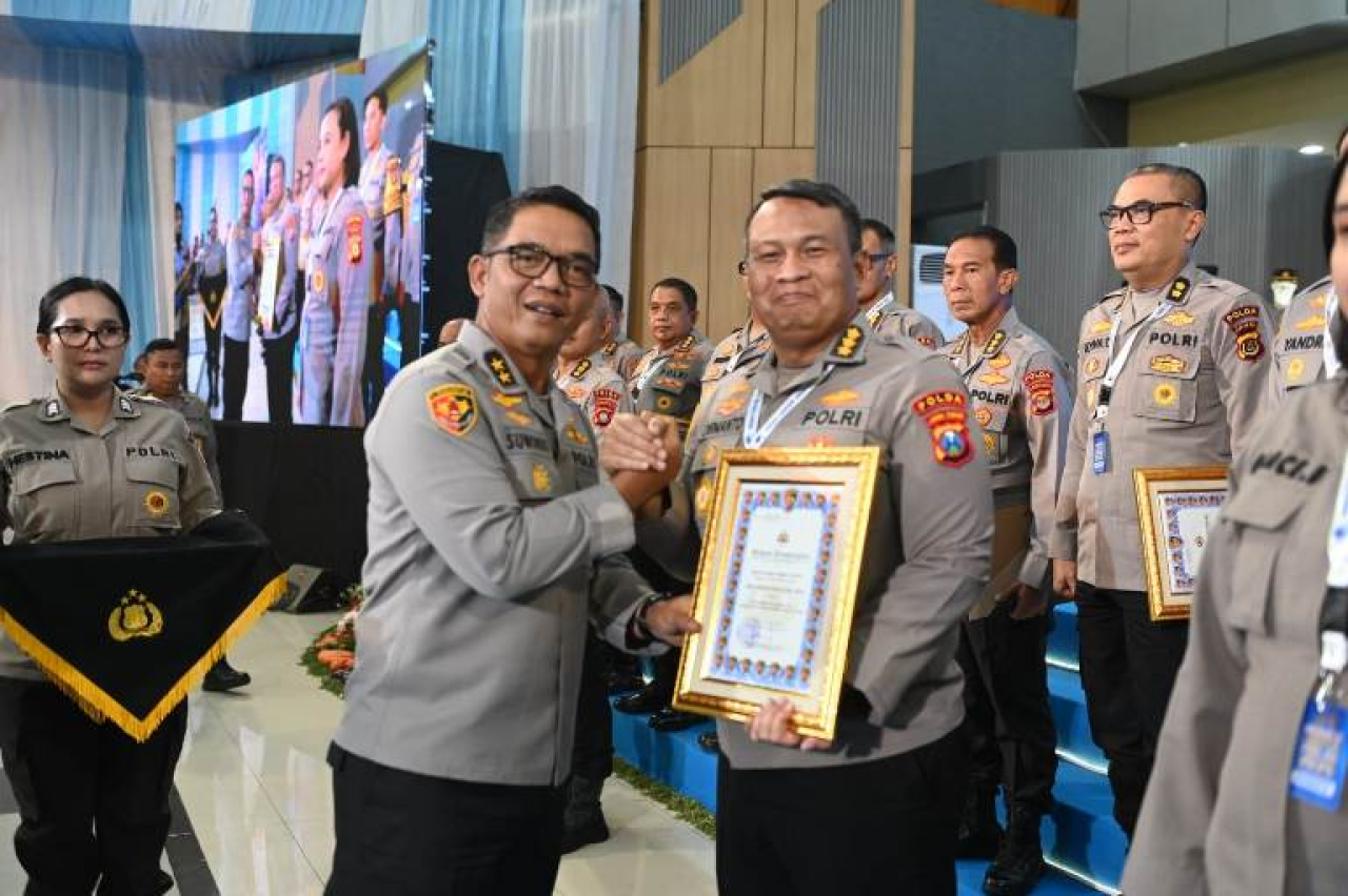 Karolog Polda Jatim Kombespol Dirmanto menerima dua penghargaan kategori Pemanfaatan BMN dan Pelaporan BMN terbaik dari Aslog Polri