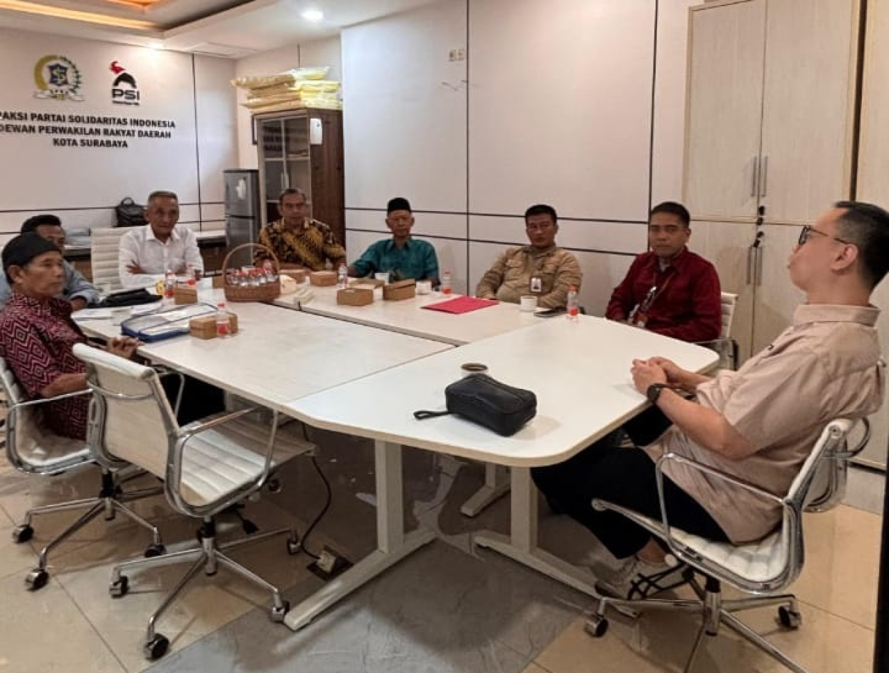 Warga Tambak Asri, Kelurahan Morokrembangan, Kecamatan Krembangan mengadukan legalitas lahan mereka ke DPRD Surabaya
