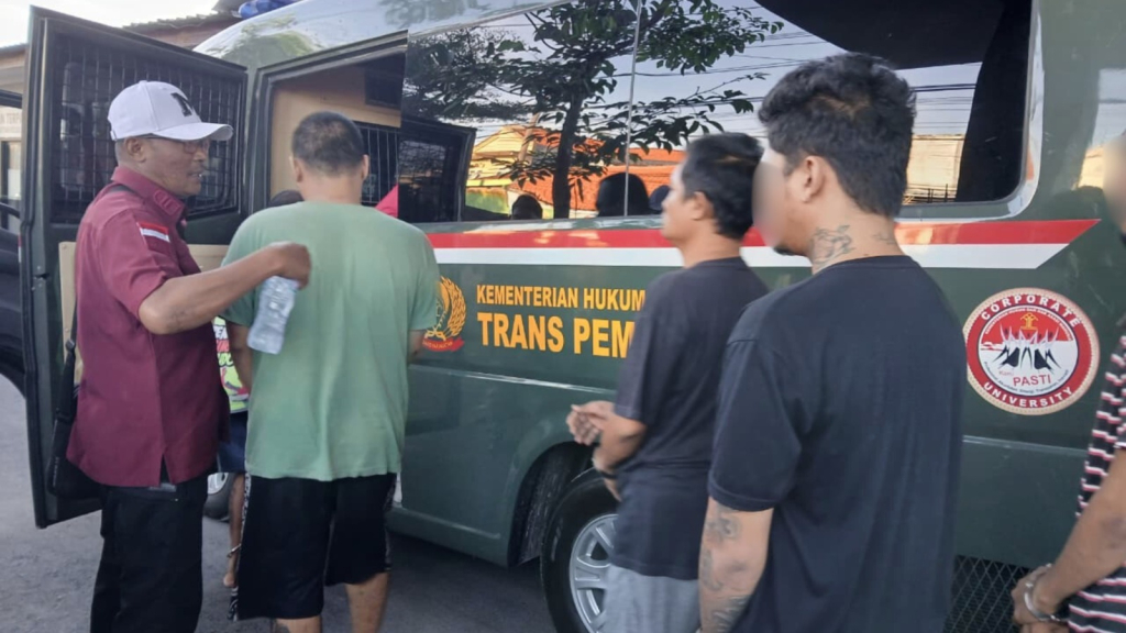 Petugas Lapas memindahkan beberapa warga binaan Rutan Gresik