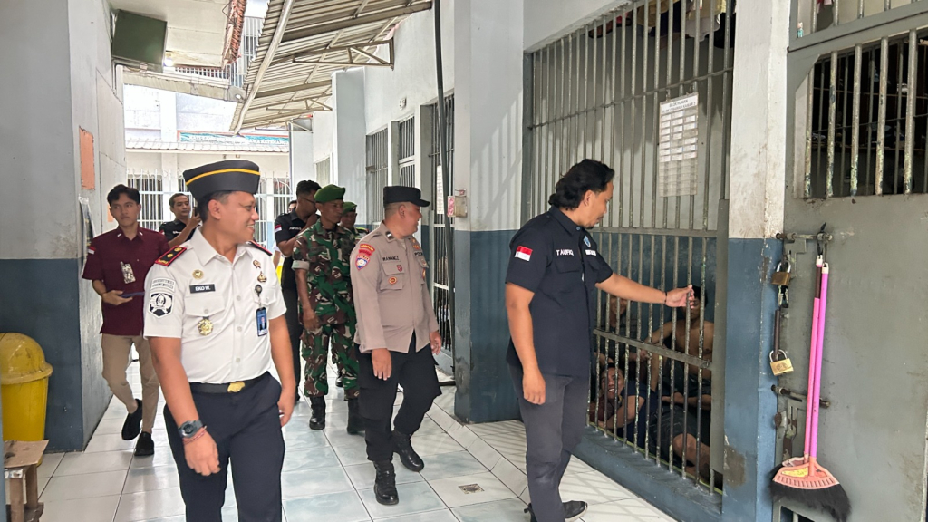 Petugas melakukan pengecekan di Rutan Kelas II B Gresik