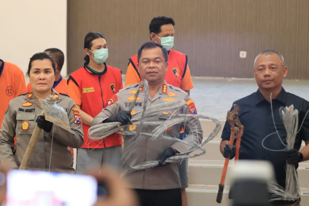 Kapolrestabes Surabaya Kombes Pol Luthfi Sulistiawan merilis hasil tangkapan