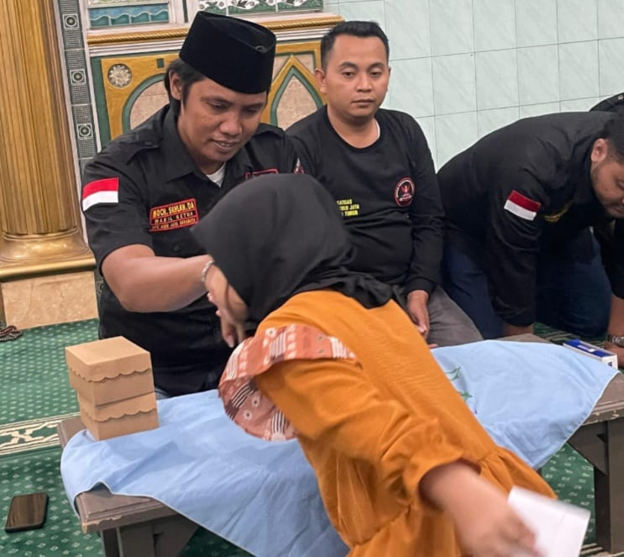 Ketua DPC GRIB Jaya Surabaya, H. Sahlan, D.A saat membagikan santunan